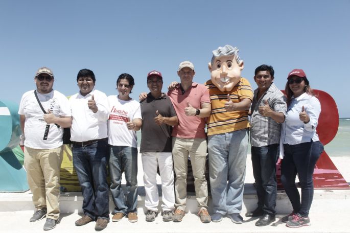 Fernando Xacur visita a los vacacionistas en Progreso