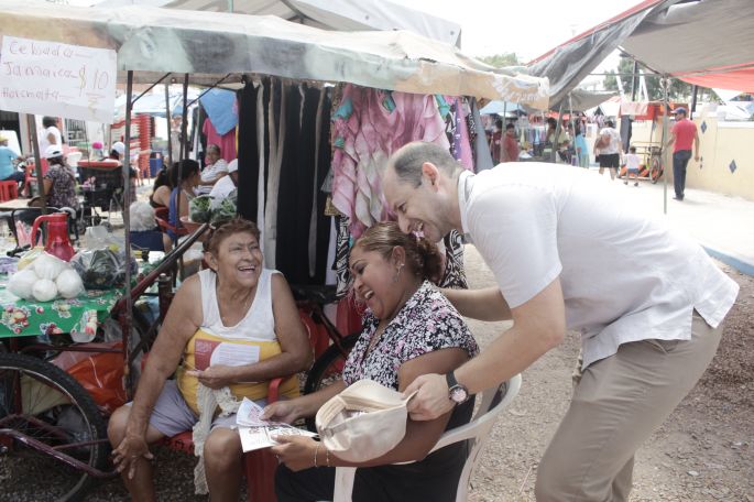 Fernando Xacur, de MORENA, recorre el tianguis de la colonia Madero