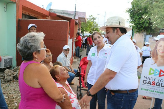 Escucha Mary Tony a vecinos de la Fidel Velázquez