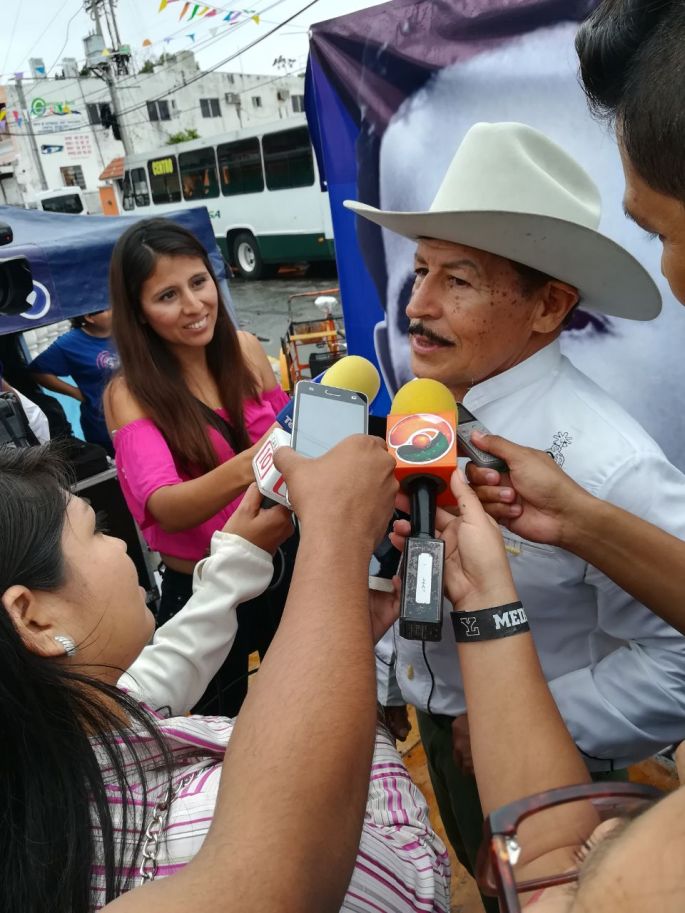 Entre lluvia recuerdan a Pedro Infante. No faltaron los oportunistas en campaña