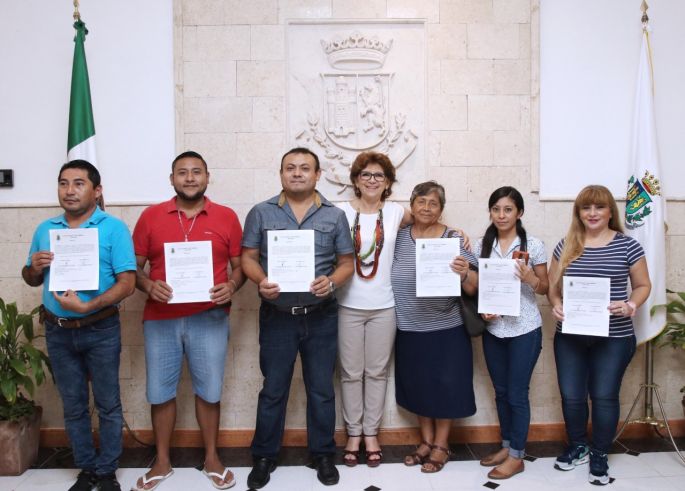 Brindan certeza jurídica a 177 locatarios del mercado Lucas de Gálvez
