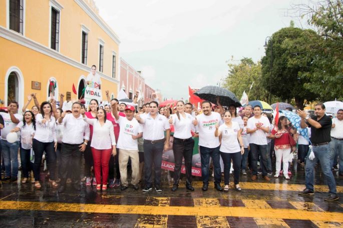 Más de mil 500 personas acompañan a los priistas a caminar las calles de Valladolid