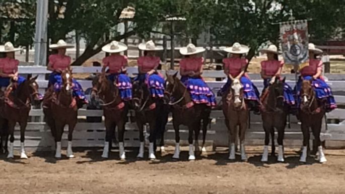 Escaramuzas exhiben sus mejores rutinas en la Feria de San Pedro, Progreso
