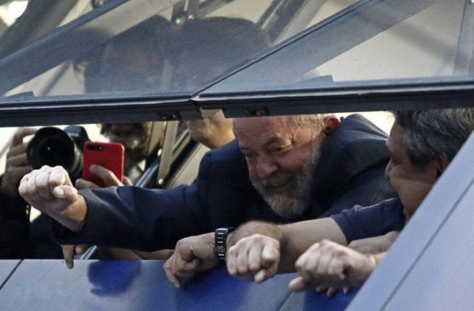Lula participa en una misa antes de su eventual entrega a la justicia