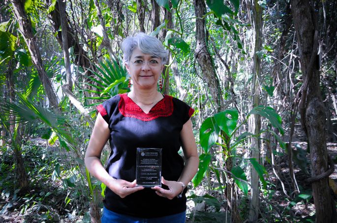 Reconocen a científica del CICY con el Premio “Tierra de Mujeres”