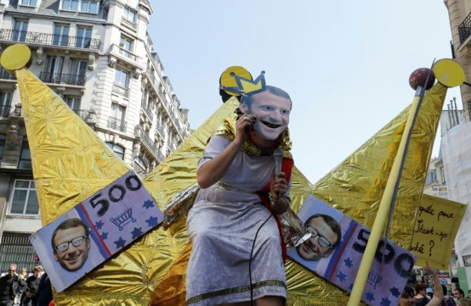 Miles de personas en una marcha "festiva" en París contra el presidente Macron