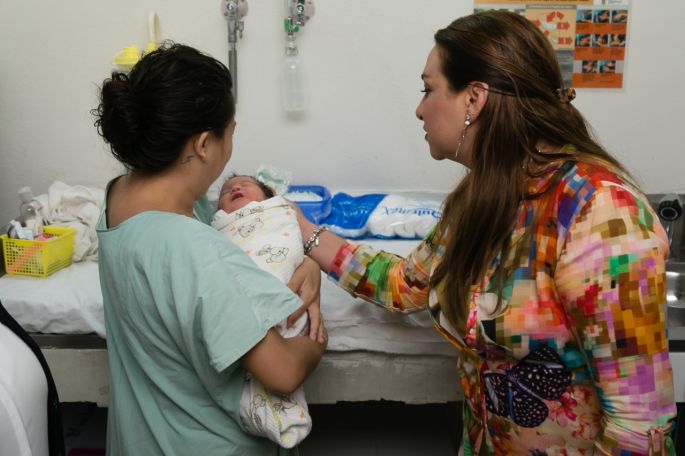 Se felicita a mamás en hospitales públicos de estado