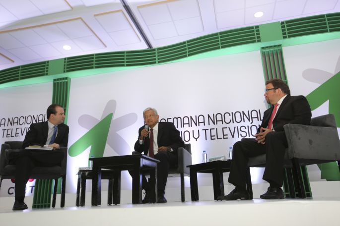 Promete AMLO que no cancelará, ni modificará las concesiones en radio y televisión
