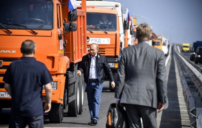 Putin inaugura un puente que une Rusia a Crimea al volante de un camión