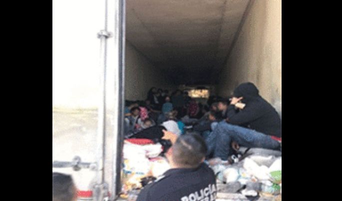 En Tamaulipas, la Policía Federal rescata a 100 migrantes centroamericanos que eran transportados en una caja frigorífica
