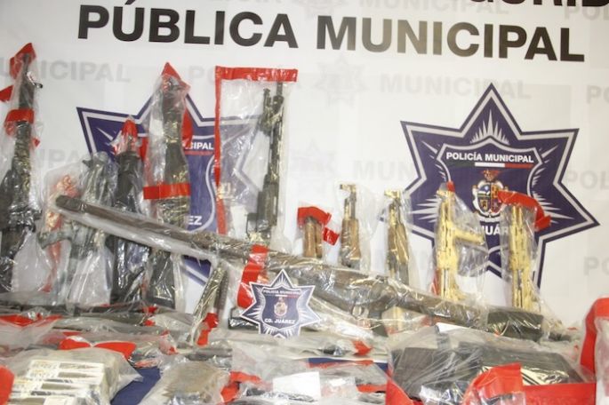 “Cuernos de chivo” bañados en oro, entre el arsenal asegurado a Los Aztecas en Ciudad de Juárez