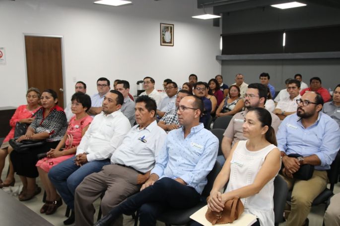 Entregan identificación oficial a las y los escribanos públicos