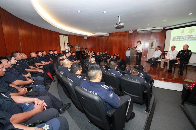 Continúa la profesionalización de los agentes de la Policía Municipal de Mérida