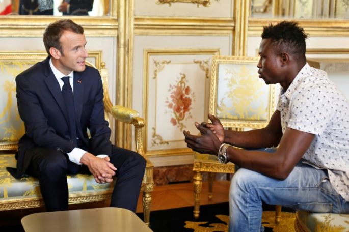 Indocumentado malí que salvó en París a un niño será nacionalizado francés