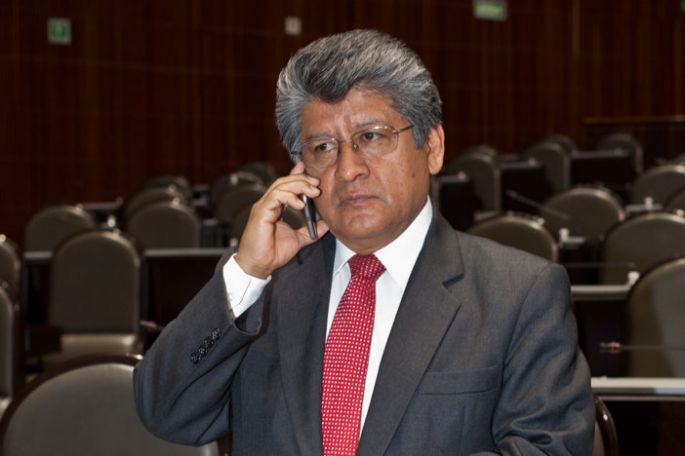 Sigue la desbandada en el PRD; su coordinador en San Lázaro renuncia al partido y se suma a  AMLO