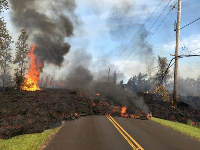 Volcán destruye decenas de casas y amenaza muchas más en Hawái