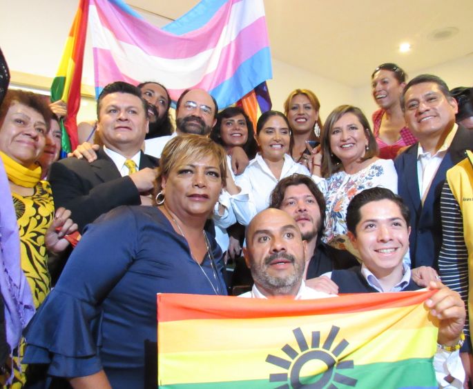 Firma Alejandra Barrales compromiso con activistas LGBTTTI