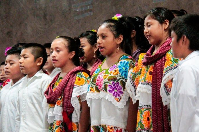 Cantan a su patria con su lengua materna
