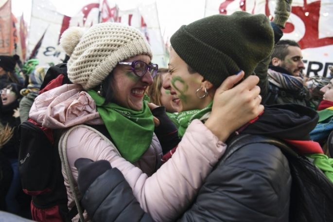 Aborto legal es aprobado en primer debate parlamentario en Argentina y va al Senado