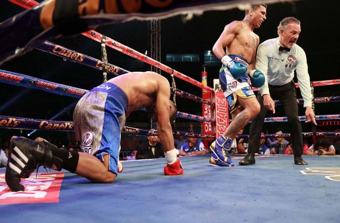 El "Alacrán" Berchelt noquea al argentino "Yoni" Barros