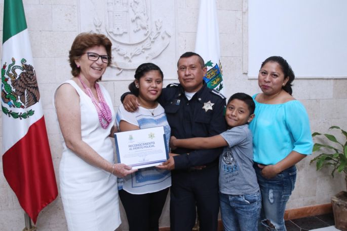 Reconoce el Ayuntamiento el acto de honestidad de un agente de la Policía Municipal que devolvió 116 mil pesos