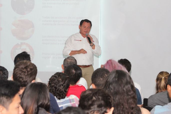 "Huacho" se reúne con jóvenes de la universidad Modelo