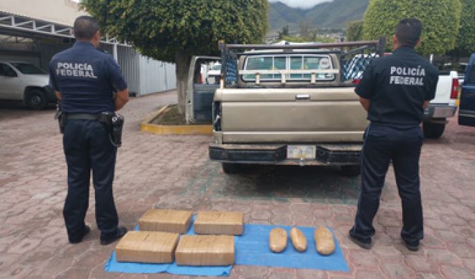 Detienen en Guerrero, a conductor que transportaba 50 kilos de aparente marihuana