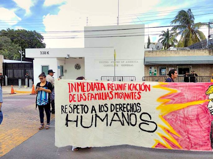 Protestan frente al Consulado Americano por la condición de niños migrantes