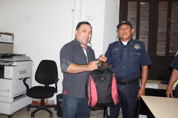 Si hay policías honrados, se encuentra $116,600 tirados en la calle y lo devuelve