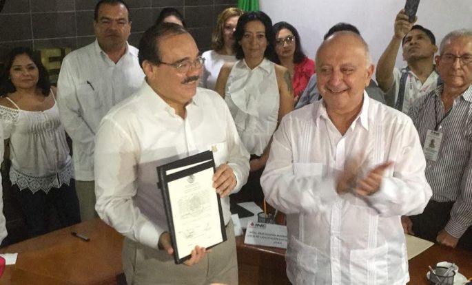 Valida INE elección en senadurías y entrega constancia de mayoría a priístas y panistas