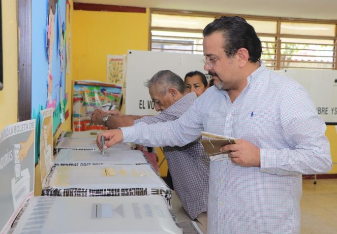 El presidente del PRI Yucatán, Carlos Sobrino Argáez, emitió su voto