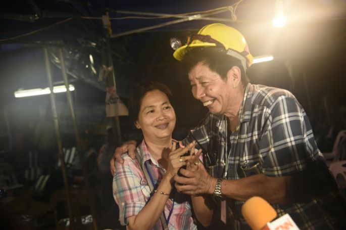 Hallan sanos y salvos a los niños atrapados en una cueva en Tailandia