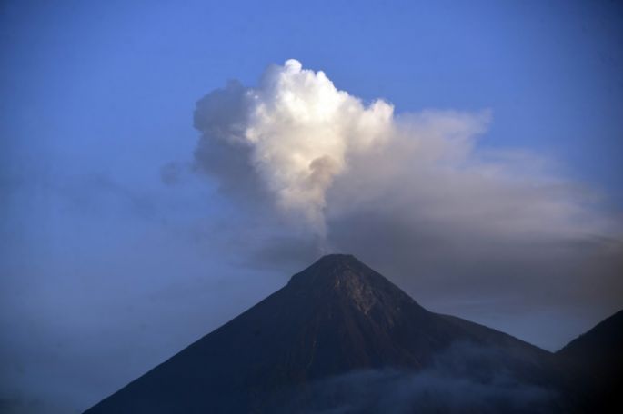 Volcán de Fuego sigue activo, tras potente erupción hace un mes en Guatemala