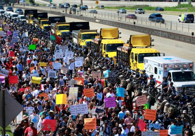 Miles de ciudadanos se manifiestan en Chicago contra las armas