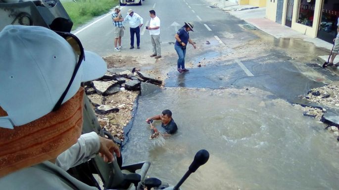 Personal de la Japay repara mega fuga de agua