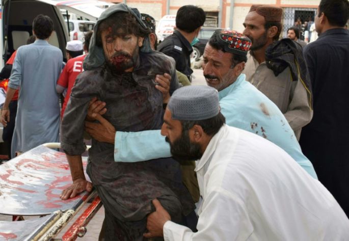 Sube a 128 el balance de muertos en atentado suicida en Pakistán