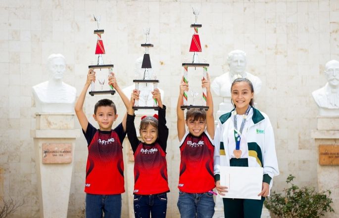Premia Segey a estudiantes que ponen en alto a Yucatán   