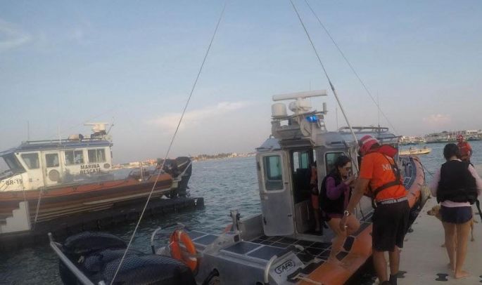 Marinos rescatan embarcación a la deriva frente a Progreso con 4 personas a bordo