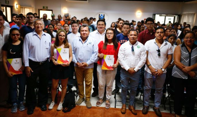 Jóvenes reciben becas de descuento en escuelas particulares