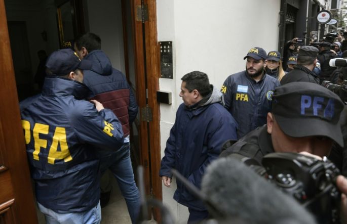 Allanan viviendas de Kirchner por una causa de corrupción