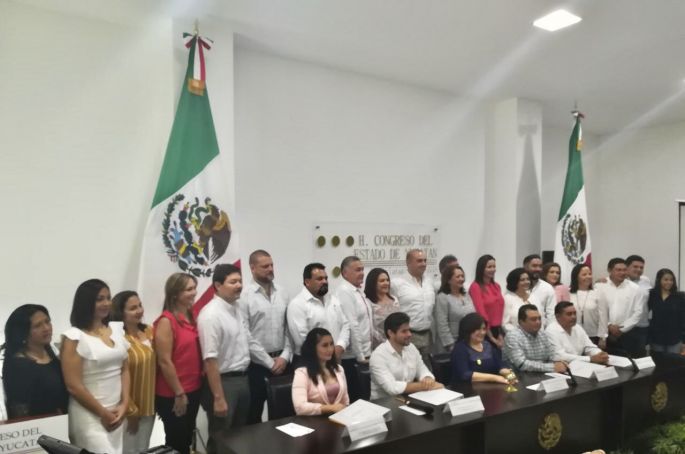 Reciben credenciales nuevos diputados
