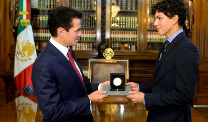 El Presidente Enrique Peña Nieto entrega la Medalla Bellas Artes al bailarín Isaac Hernández