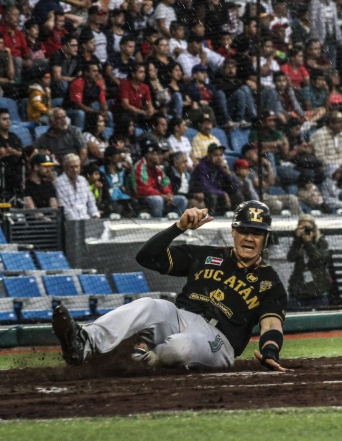 Los Leones ganan en extrainnings y son líderes del Sur