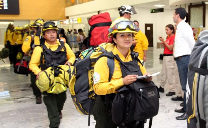 Regresa a México el primer contingente de combatientes de incendios enviado a Canadá