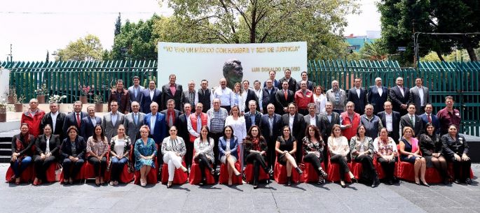 Se reúne Claudia Ruiz Massieu con los dirigentes priistas de los estados