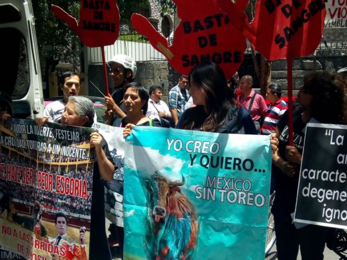 Protestan frente a la casa de transición de AMLO