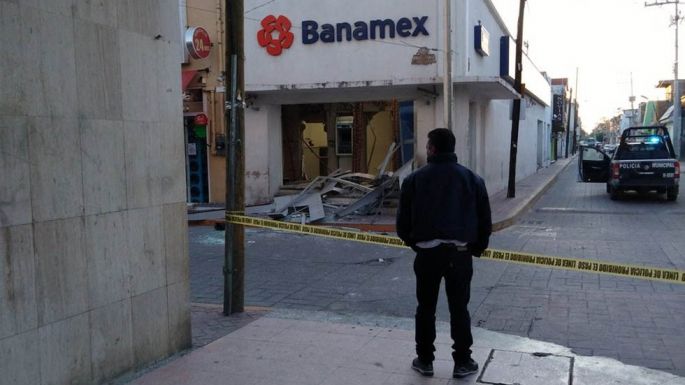 Arrancan con vehículo cajeros automáticos en Guanajuato