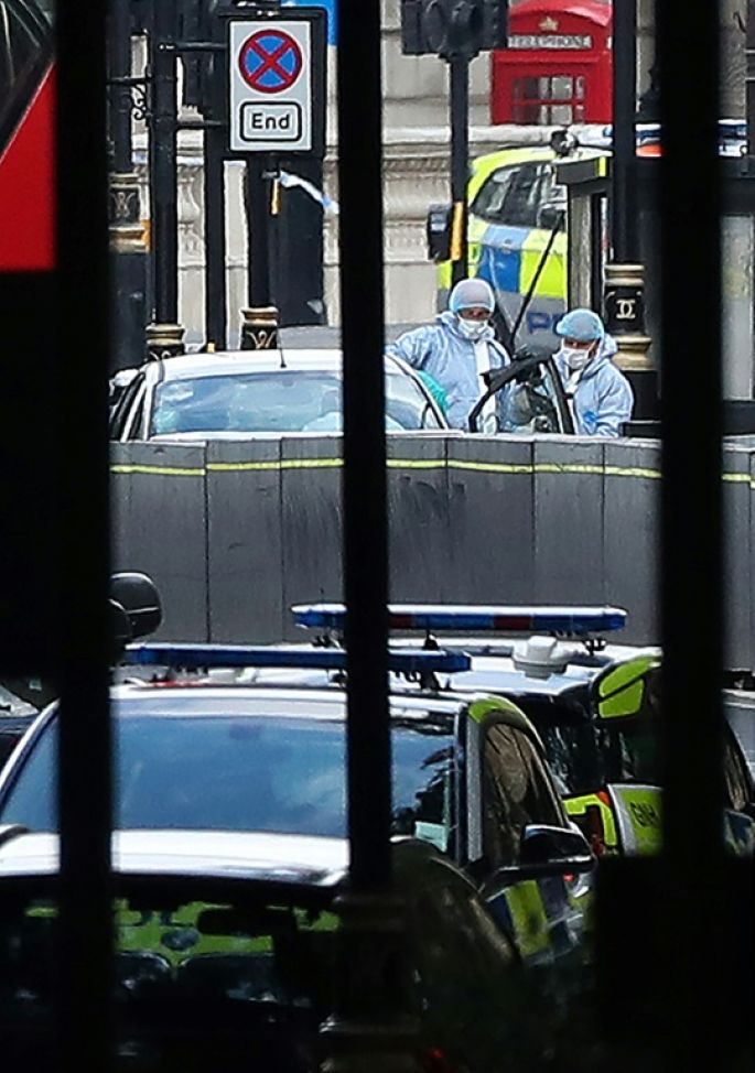 Atentado con automóvil ante el Parlamento británico deja varios heridos