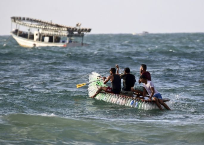 Un pescador en Gaza sobrevive con una embarcación de botellas de plástico