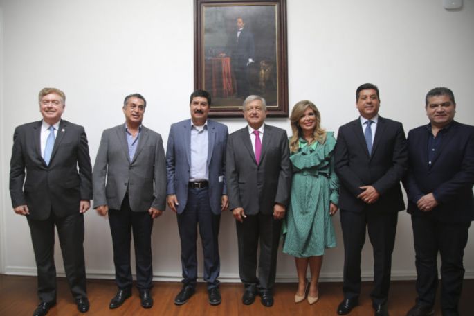 AMLO acuerda con gobernadores de la frontera norte de México, bajar el IVA y el ISR